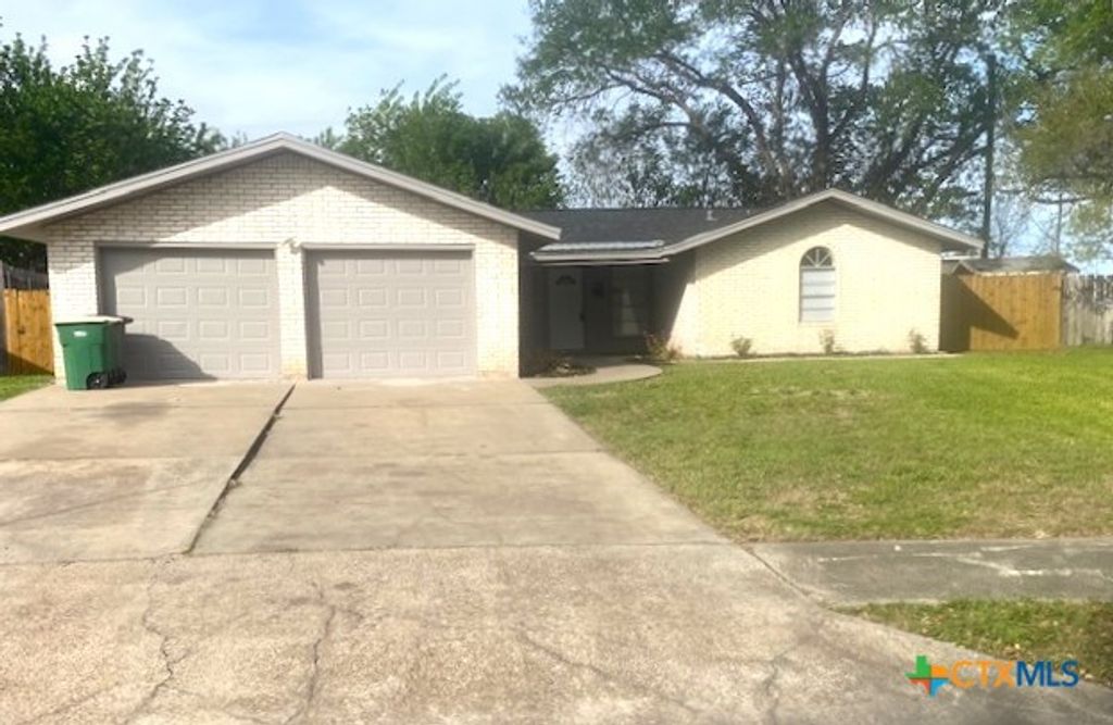 2708 E Poplar Avenue, Victoria, TX 77901