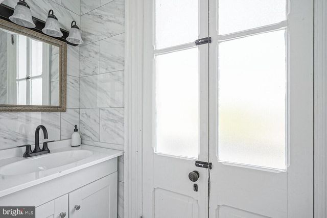 10 W MAIN ST, Moorestown, NJ 08057