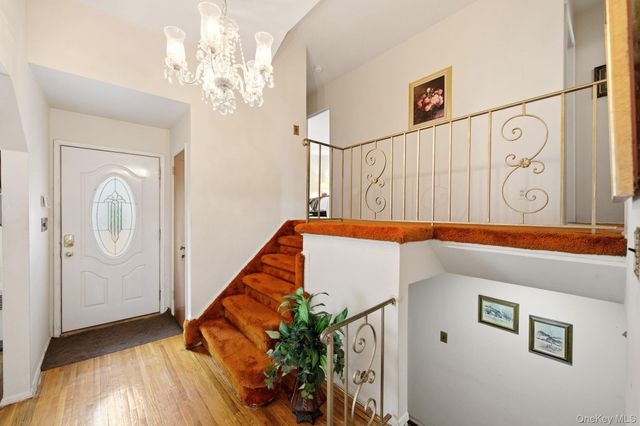 71 Parkway Drive, Syosset, NY 11791