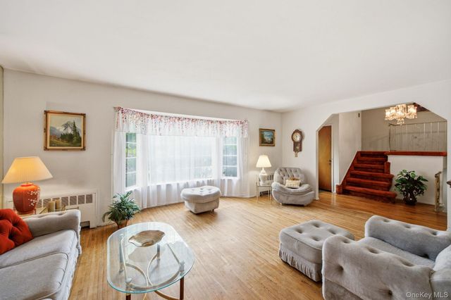 71 Parkway Drive, Syosset, NY 11791