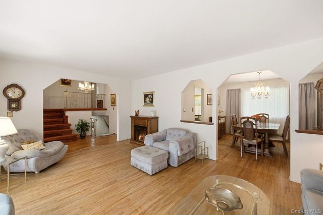 71 Parkway Drive, Syosset, NY 11791
