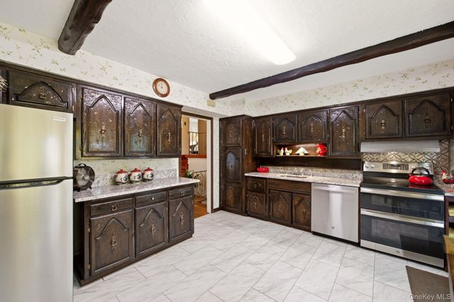 71 Parkway Drive, Syosset, NY 11791