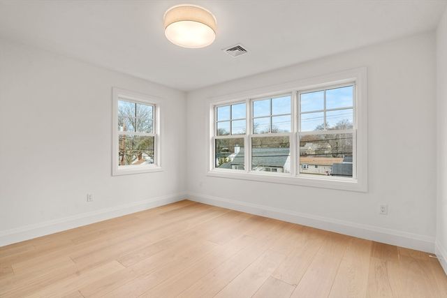 33 Dickson Ave, Arlington, MA 02474