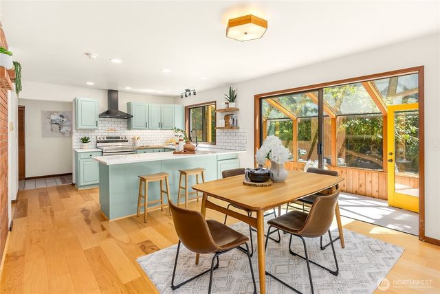 676 Park Avenue NE, Bainbridge Island, WA 98110