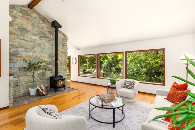 676 Park Avenue NE, Bainbridge Island, WA 98110