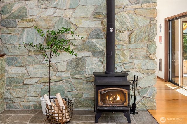 676 Park Avenue NE, Bainbridge Island, WA 98110