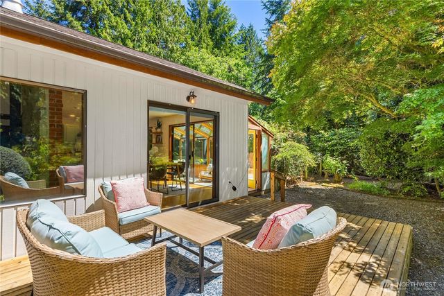 676 Park Avenue NE, Bainbridge Island, WA 98110