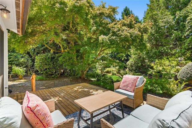 676 Park Avenue NE, Bainbridge Island, WA 98110