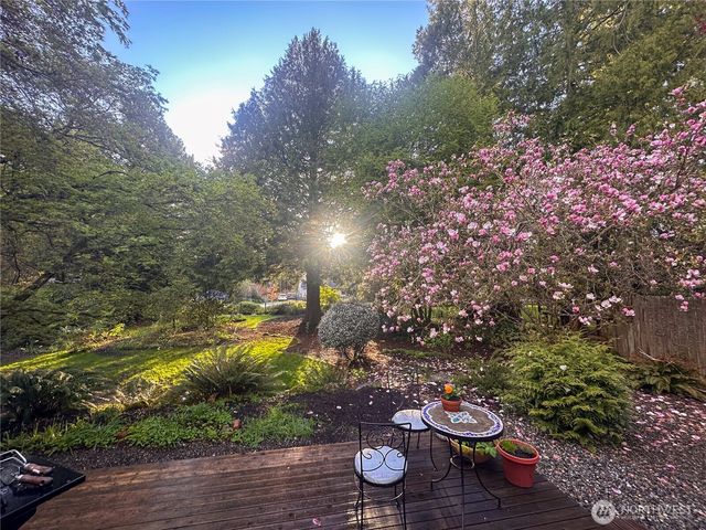 676 Park Avenue NE, Bainbridge Island, WA 98110