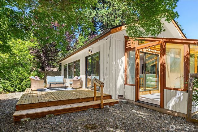 676 Park Avenue NE, Bainbridge Island, WA 98110