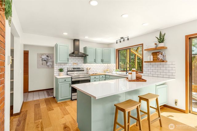 676 Park Avenue NE, Bainbridge Island, WA 98110