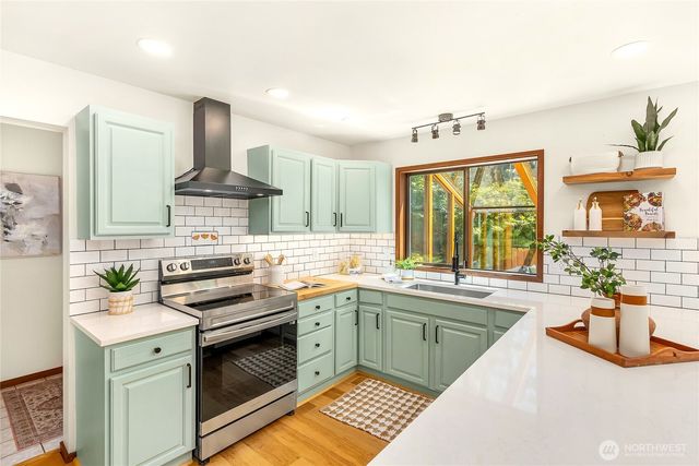 676 Park Avenue NE, Bainbridge Island, WA 98110