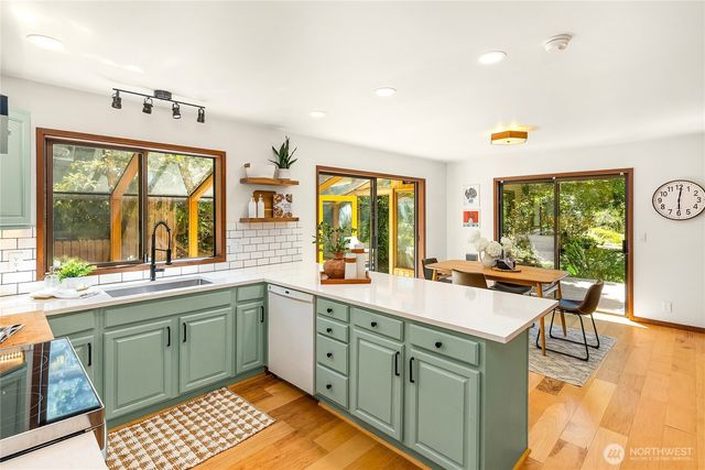 676 Park Avenue NE, Bainbridge Island, WA 98110