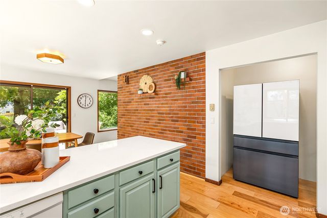 676 Park Avenue NE, Bainbridge Island, WA 98110