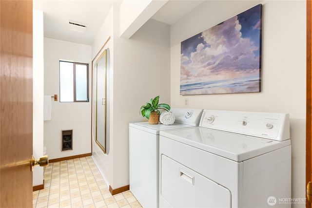 676 Park Avenue NE, Bainbridge Island, WA 98110