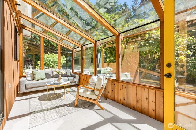 676 Park Avenue NE, Bainbridge Island, WA 98110