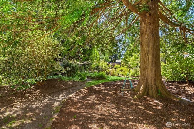 676 Park Avenue NE, Bainbridge Island, WA 98110