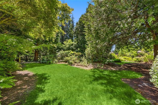 676 Park Avenue NE, Bainbridge Island, WA 98110