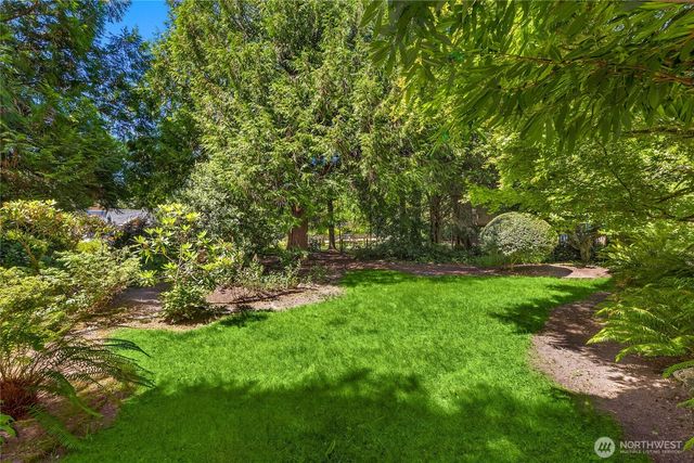 676 Park Avenue NE, Bainbridge Island, WA 98110