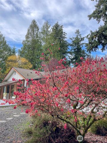 676 Park Avenue NE, Bainbridge Island, WA 98110