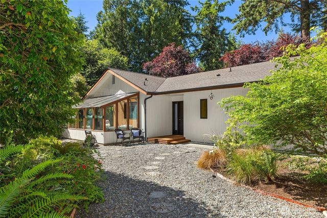 676 Park Avenue NE, Bainbridge Island, WA 98110