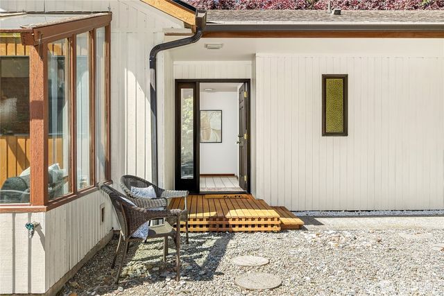 676 Park Avenue NE, Bainbridge Island, WA 98110
