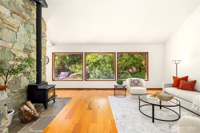 676 Park Avenue NE, Bainbridge Island, WA 98110