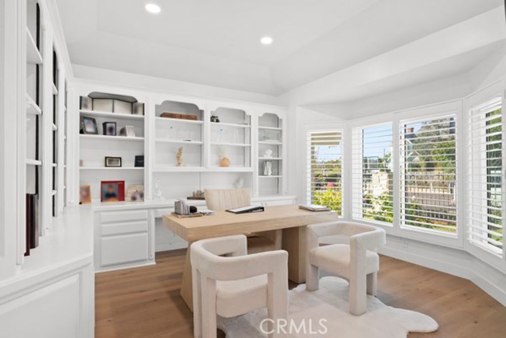 Image 10 of property listing at 9514 Oakridge Place, Chatsworth, CA 91311