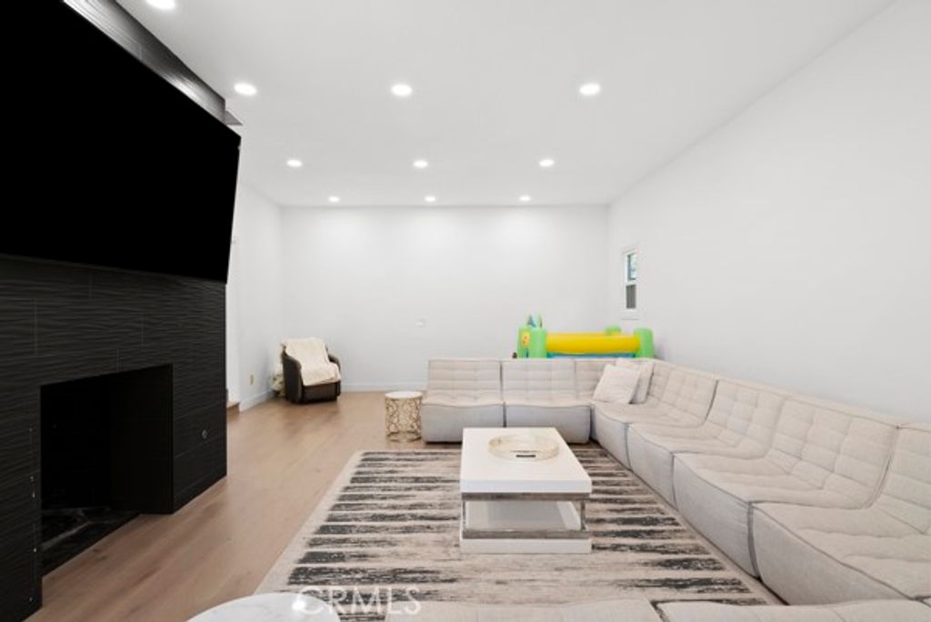 Image 11 of property listing at 9514 Oakridge Place, Chatsworth, CA 91311