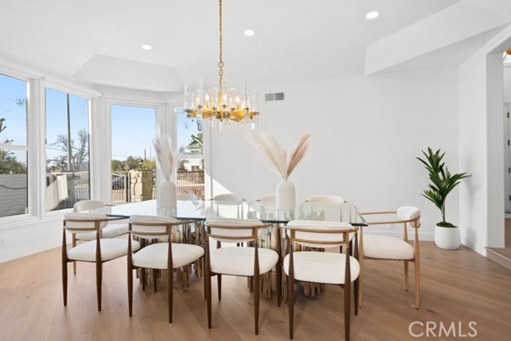 Image 13 of property listing at 9514 Oakridge Place, Chatsworth, CA 91311