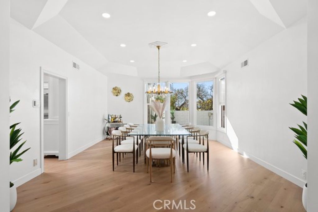 Image 14 of property listing at 9514 Oakridge Place, Chatsworth, CA 91311