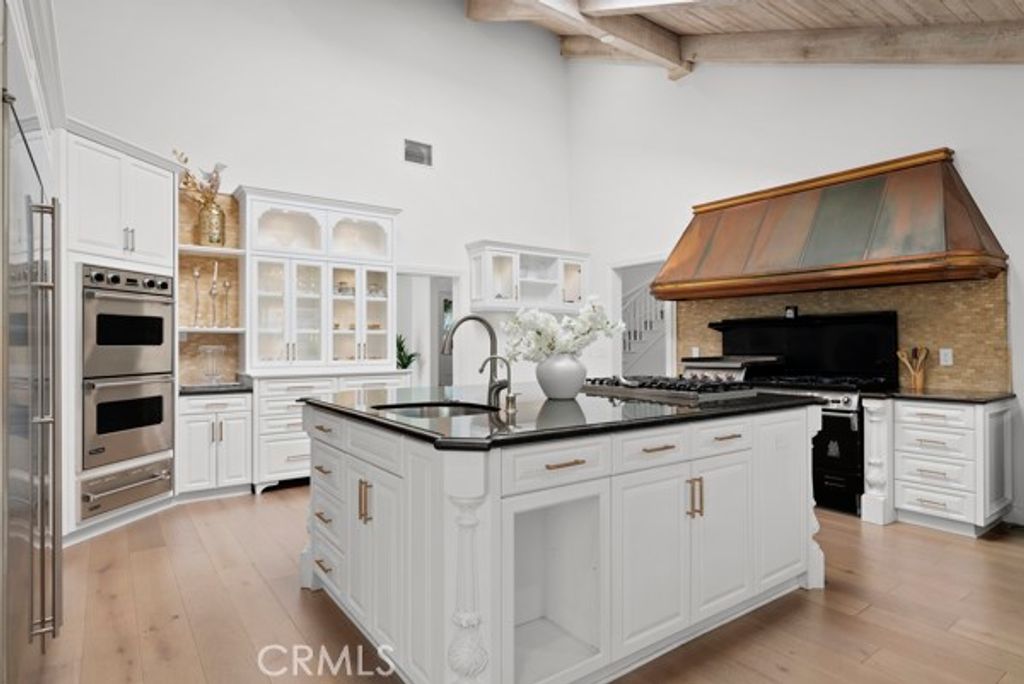 Image 16 of property listing at 9514 Oakridge Place, Chatsworth, CA 91311