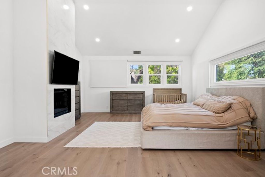 Image 19 of property listing at 9514 Oakridge Place, Chatsworth, CA 91311