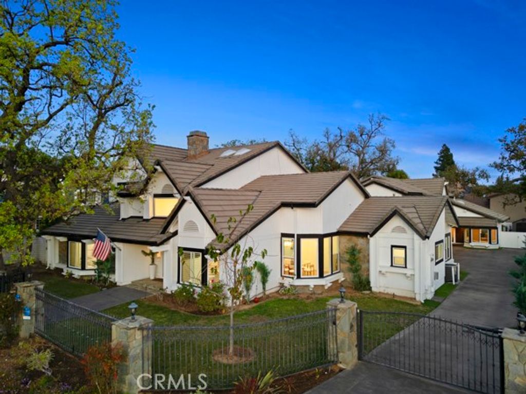 Image 2 of property listing at 9514 Oakridge Place, Chatsworth, CA 91311