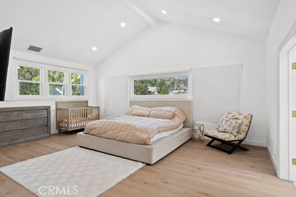 Image 20 of property listing at 9514 Oakridge Place, Chatsworth, CA 91311