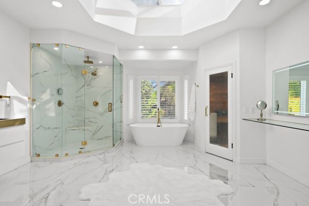 Image 21 of property listing at 9514 Oakridge Place, Chatsworth, CA 91311