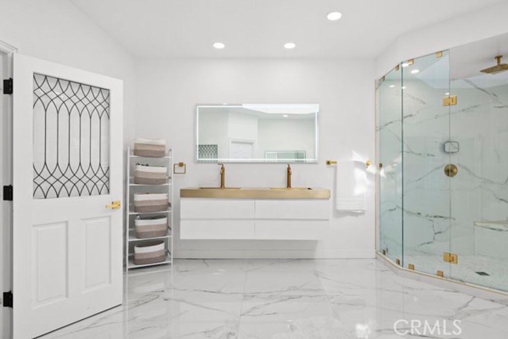 Image 22 of property listing at 9514 Oakridge Place, Chatsworth, CA 91311