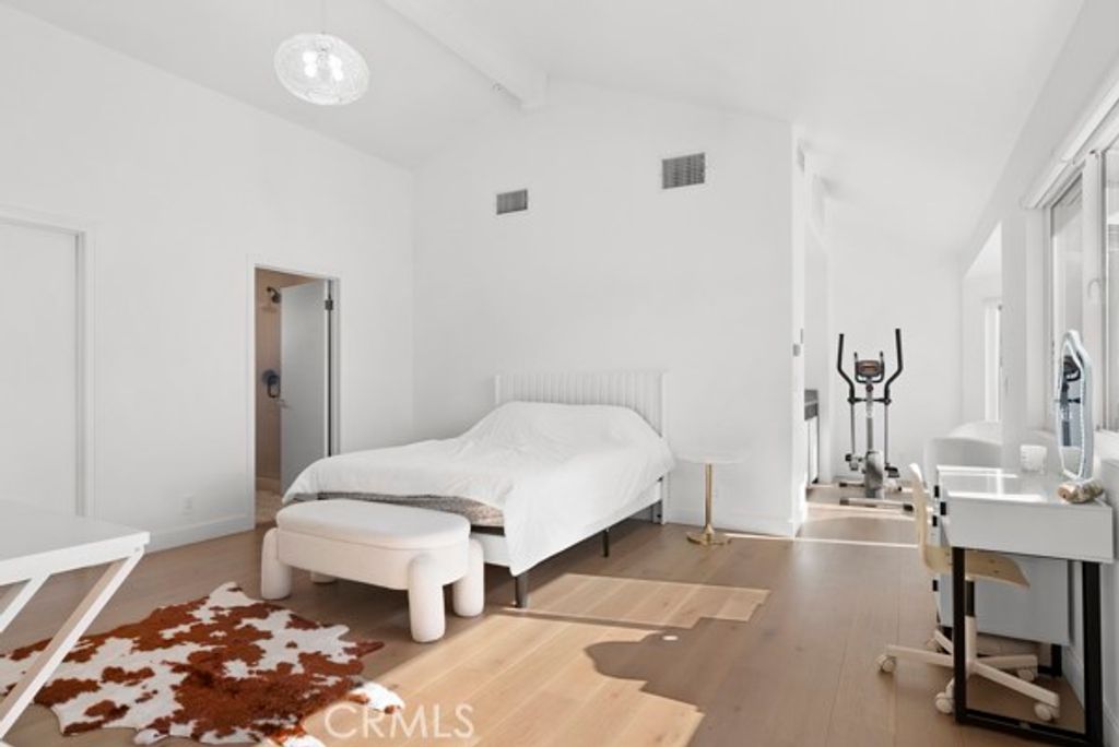 Image 28 of property listing at 9514 Oakridge Place, Chatsworth, CA 91311