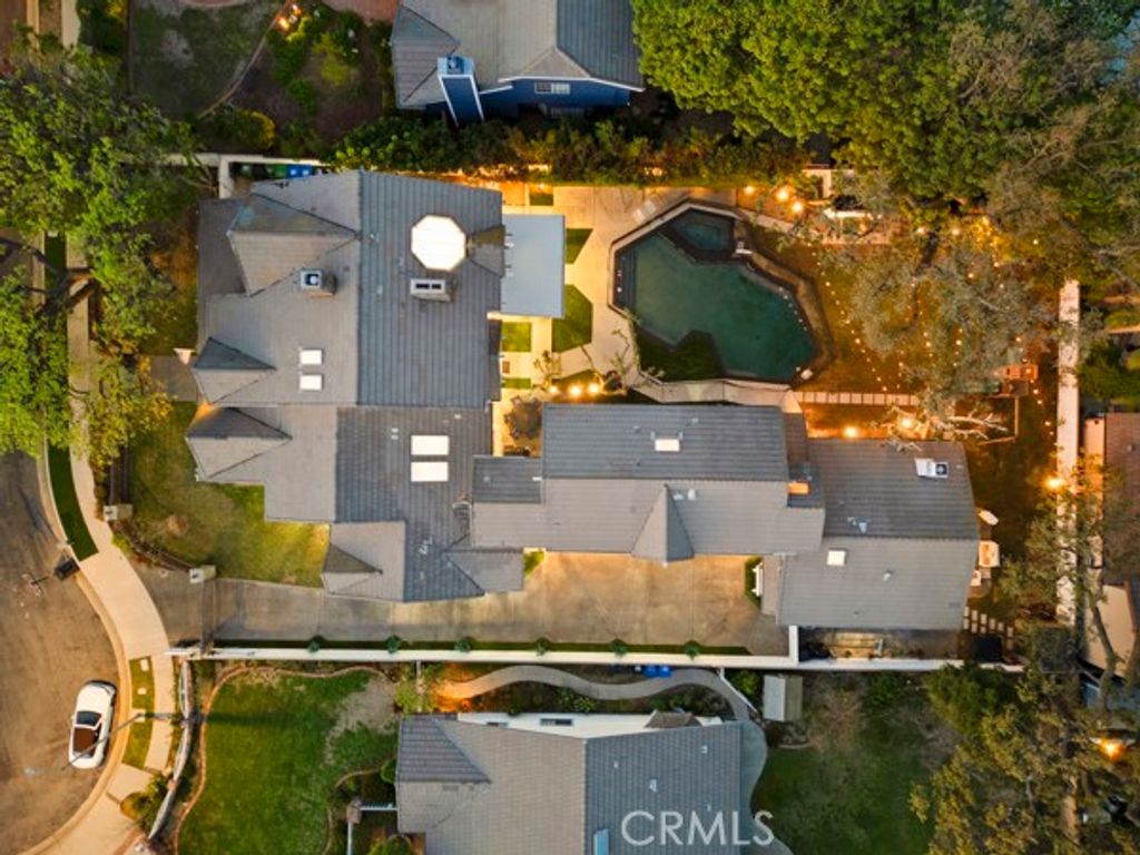 Image 3 of property listing at 9514 Oakridge Place, Chatsworth, CA 91311