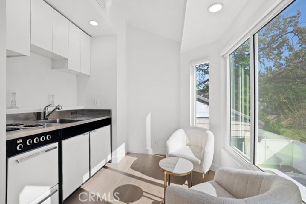 Image 30 of property listing at 9514 Oakridge Place, Chatsworth, CA 91311