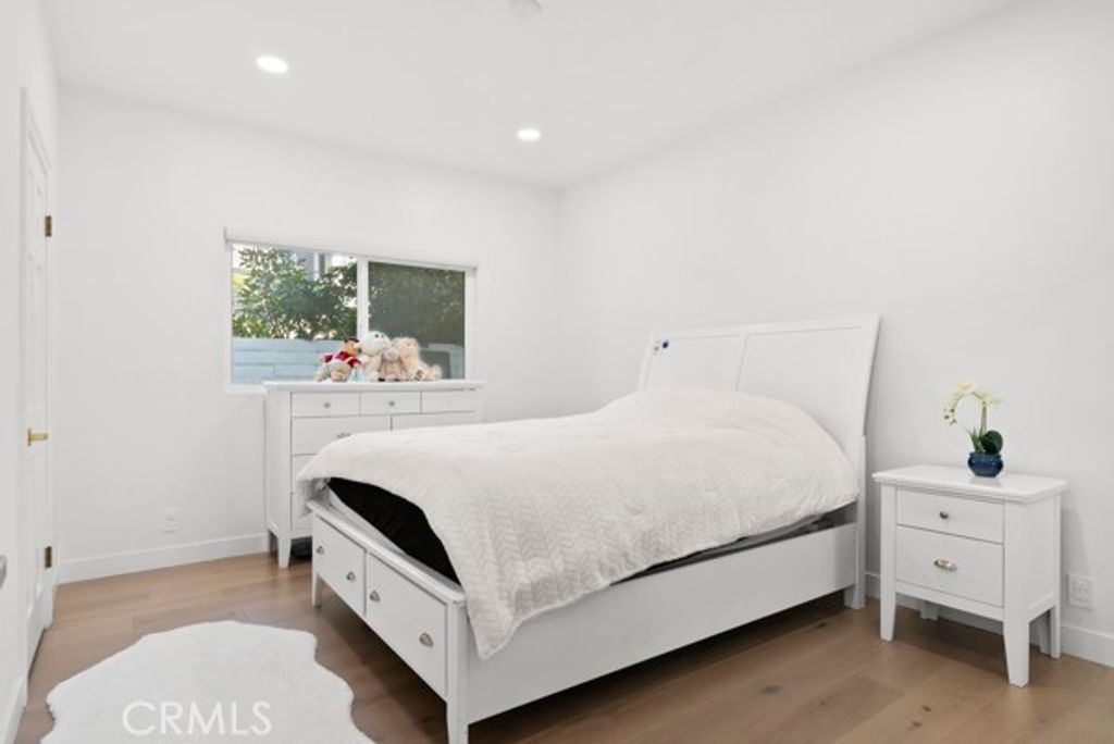 Image 33 of property listing at 9514 Oakridge Place, Chatsworth, CA 91311