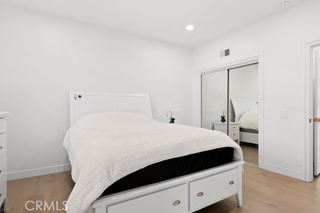 Image 34 of property listing at 9514 Oakridge Place, Chatsworth, CA 91311