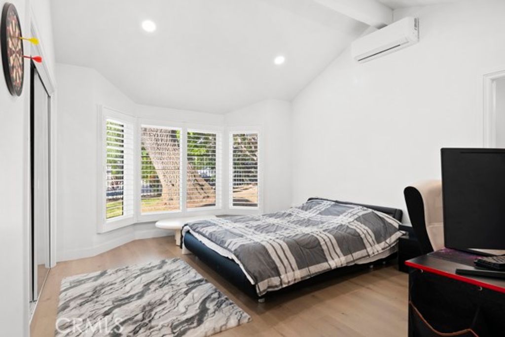 Image 36 of property listing at 9514 Oakridge Place, Chatsworth, CA 91311