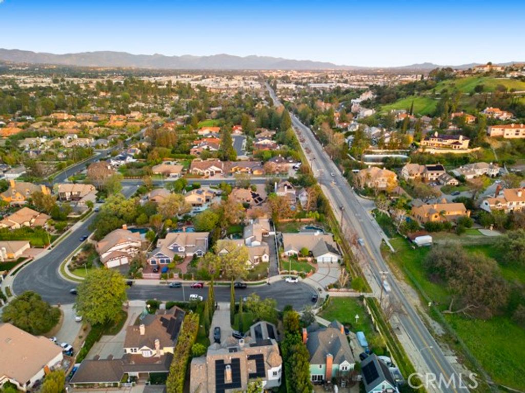 Image 4 of property listing at 9514 Oakridge Place, Chatsworth, CA 91311