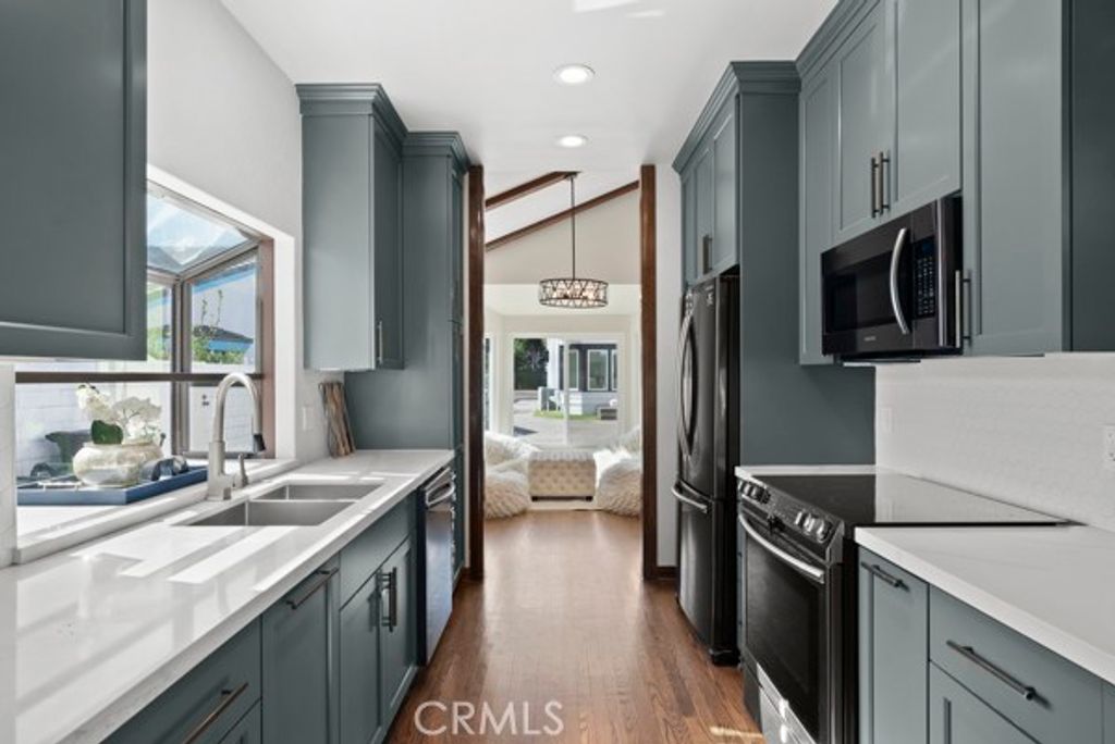 Image 41 of property listing at 9514 Oakridge Place, Chatsworth, CA 91311