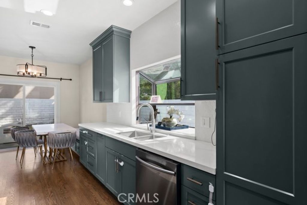 Image 42 of property listing at 9514 Oakridge Place, Chatsworth, CA 91311