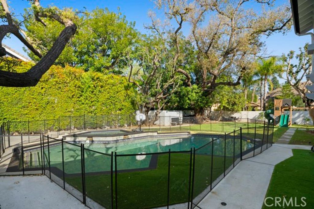 Image 52 of property listing at 9514 Oakridge Place, Chatsworth, CA 91311