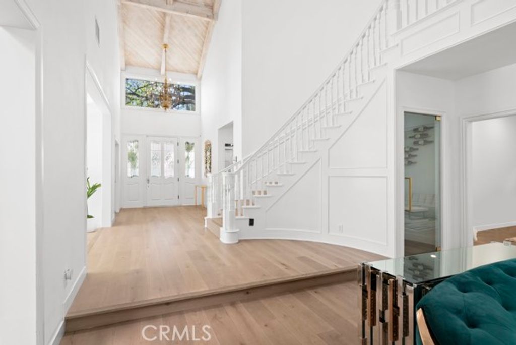 Image 6 of property listing at 9514 Oakridge Place, Chatsworth, CA 91311