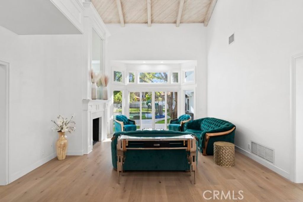 Image 7 of property listing at 9514 Oakridge Place, Chatsworth, CA 91311