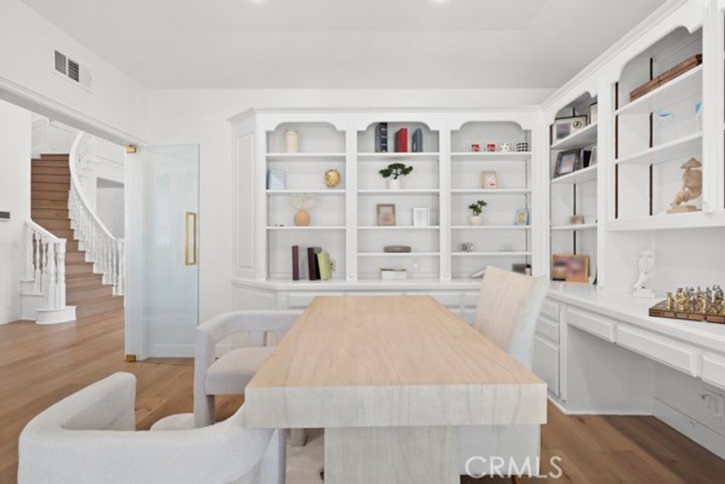 Image 9 of property listing at 9514 Oakridge Place, Chatsworth, CA 91311